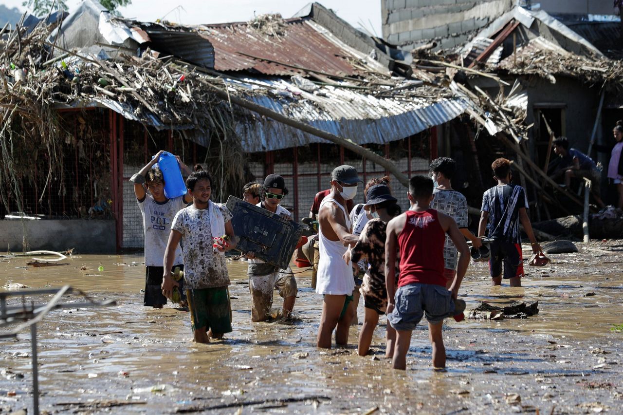 39 dead after typhoon leaves high water, mud in Philippines