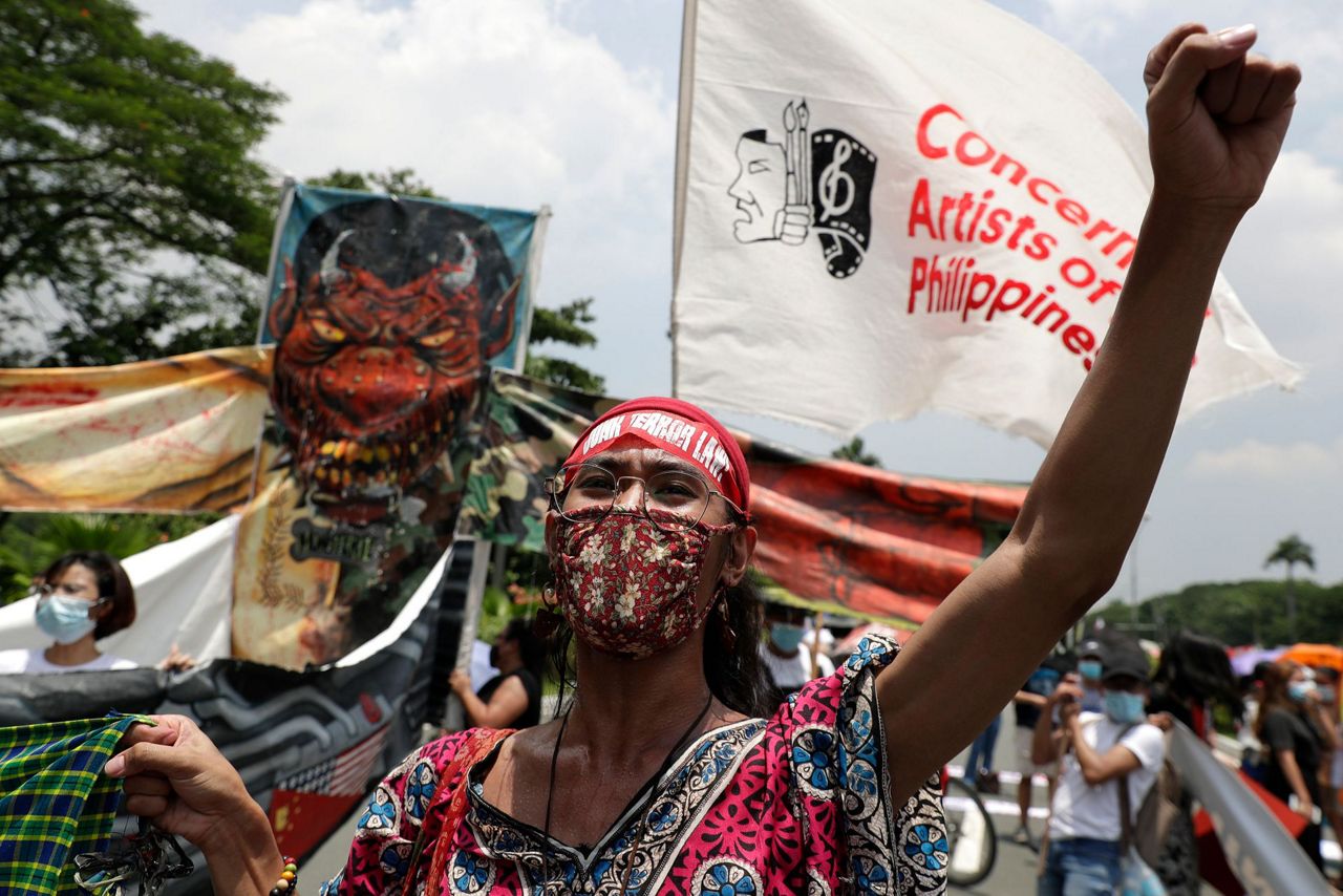 Hundreds rally in Manila ahead of Duterte's annual speech