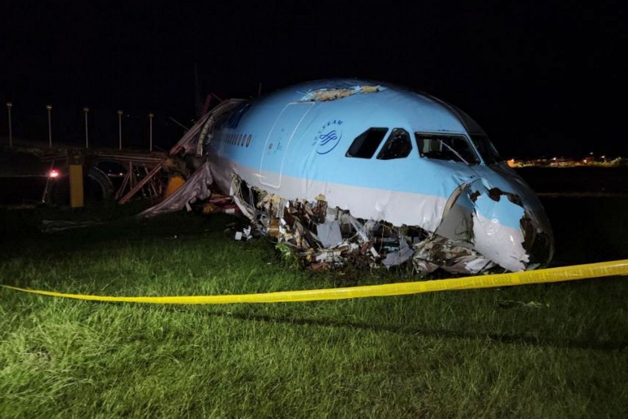 Stalled Korean Air plane damaged, shuts Philippine airport