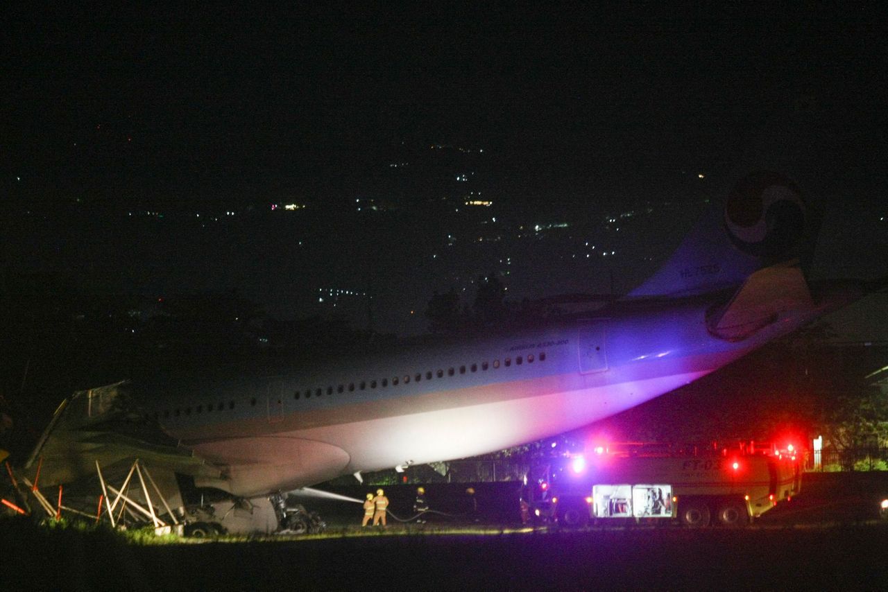 korean-air-plane-overruns-philippine-runway-173-people-safe