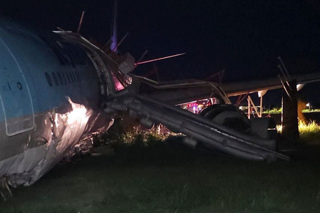 Stalled Korean Air plane damaged, shuts Philippine airport
