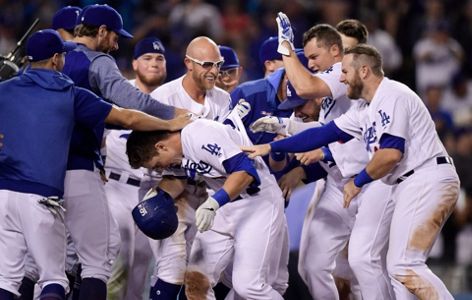 Dodgers splitting playing time between Austin Barnes and Will Smith 