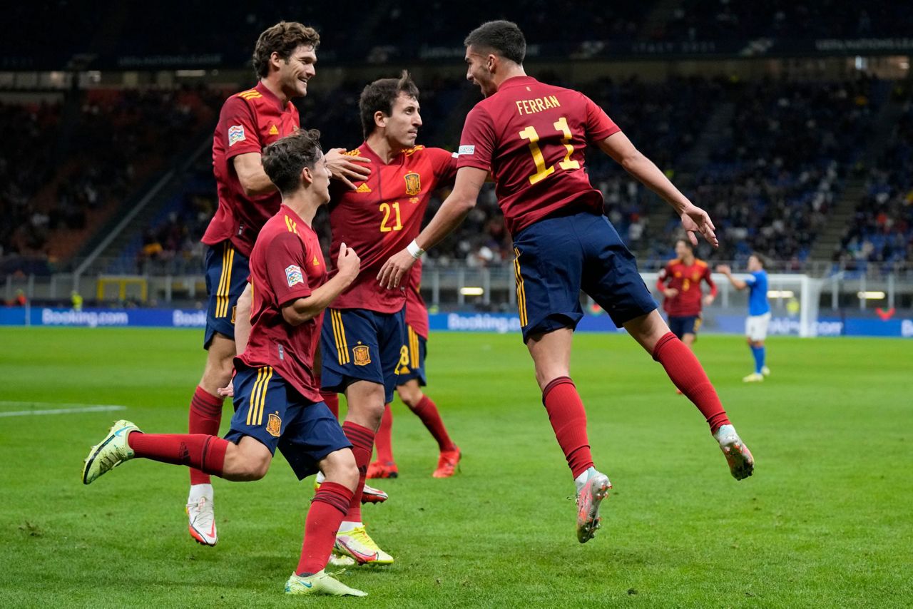 Spain france. Сборная Испании по футболу 2021. Испания футбол сборная 2021. Сборная Испании 99. Италия Испания 1 2 лига наций.