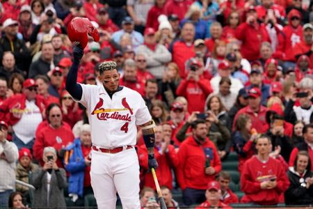 Wainwright pitches two-hit shutout, Cards top Pirates 4-0