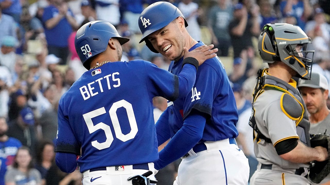 Betts hits 2 HRs, Kershaw beats Yankees for 1st time in Dodgers' 8-4 win
