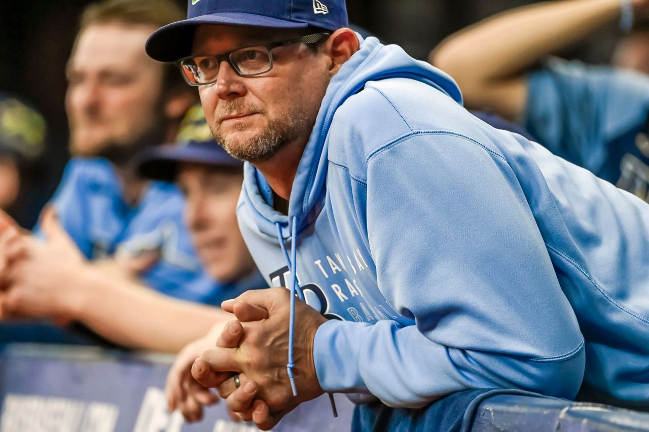 Rays pitching coach injured on visit to mound