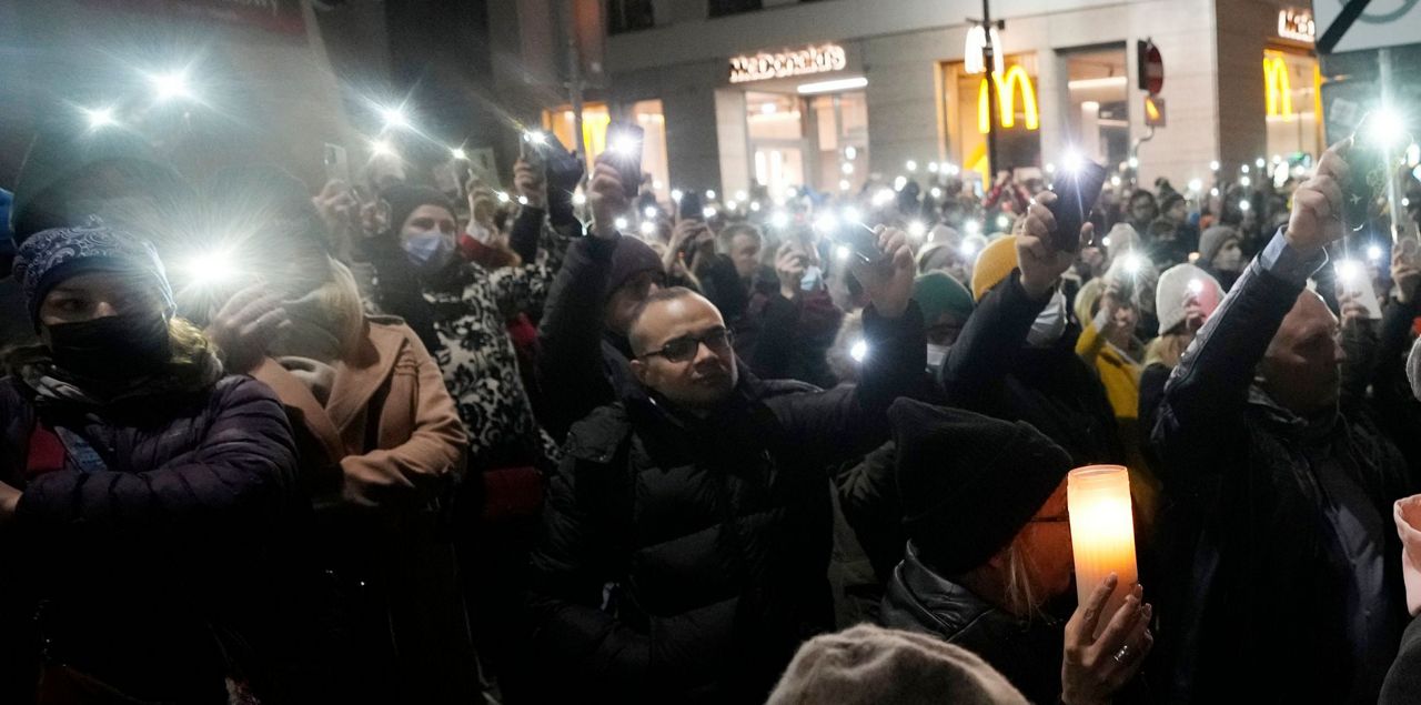 Poles protest strict abortion law after pregnant woman dies