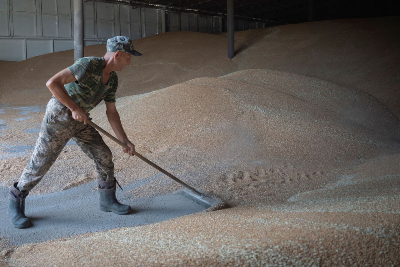 Polish farmers suspend their blockade at the Ukrainian border after a ...