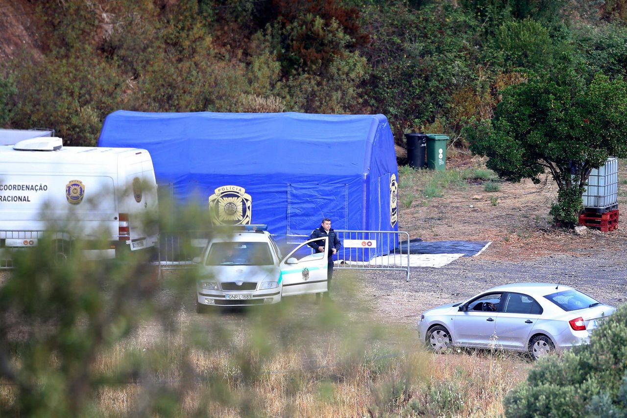 A polícia portuguesa retoma as buscas por Madeleine McCann, uma criança britânica desaparecida desde 2007