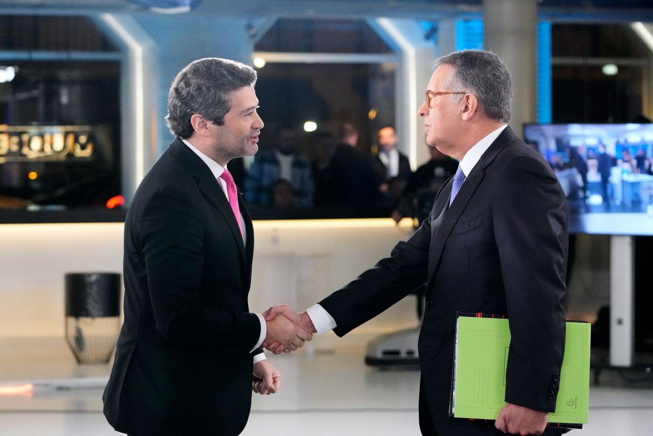 Portugal chooses between a moderate and a populist in runoff ...