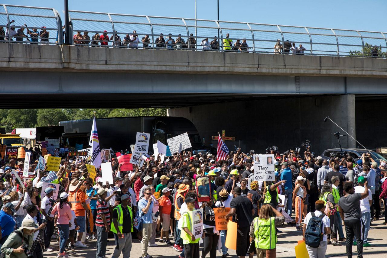 Anti-violence protesters to shut down Chicago freeway