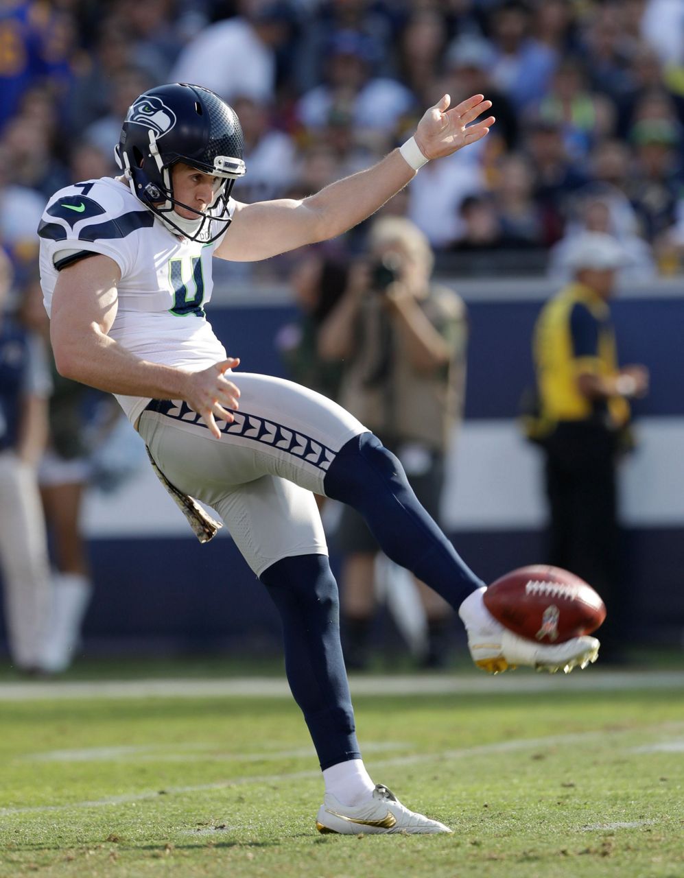 Rookie punter Michael Dickson makes strong impression on NFL