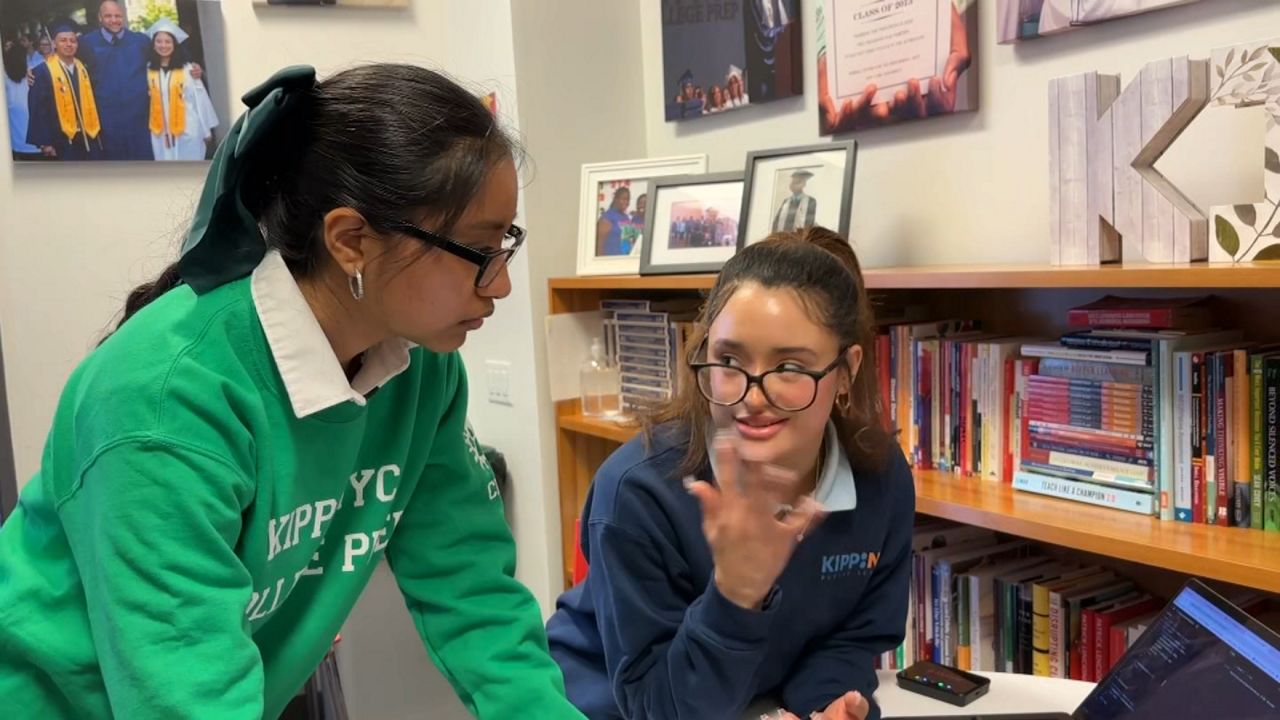 Estudiantes latinas en el campo de STEM.