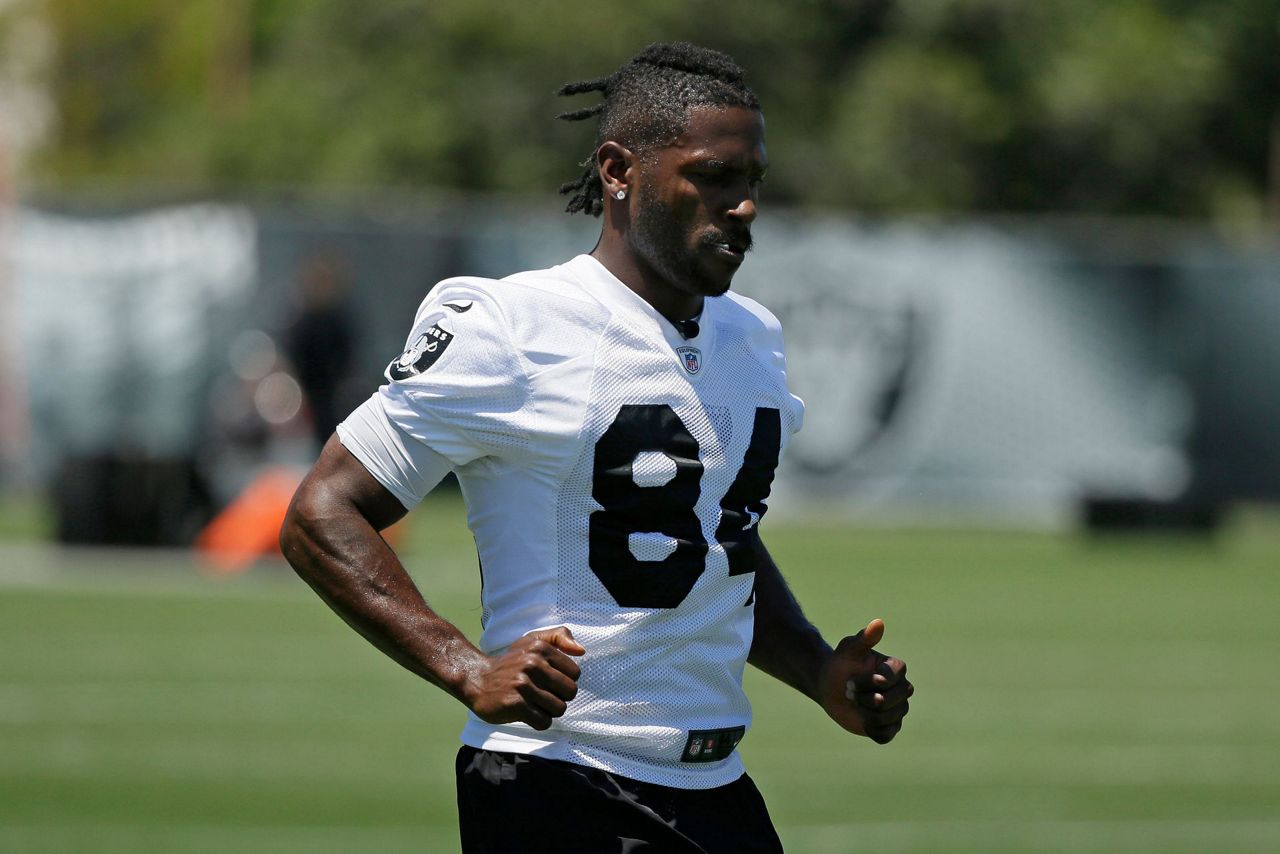 Brown returns to Raiders after absence for feet helmet