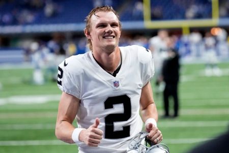 Carr, Raiders beat Colts 23-20 to close in on playoff spot