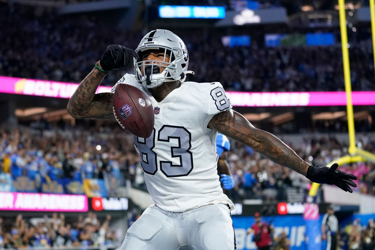 Raiders agree to contract extension with TE Darren Waller