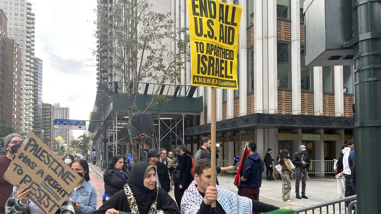 Pro-Palestinian and pro-Israeli factions clash at rally