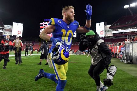 Los Angeles Rams defensive lineman Aaron Donald (99) celebrates his team's  victory over the San …