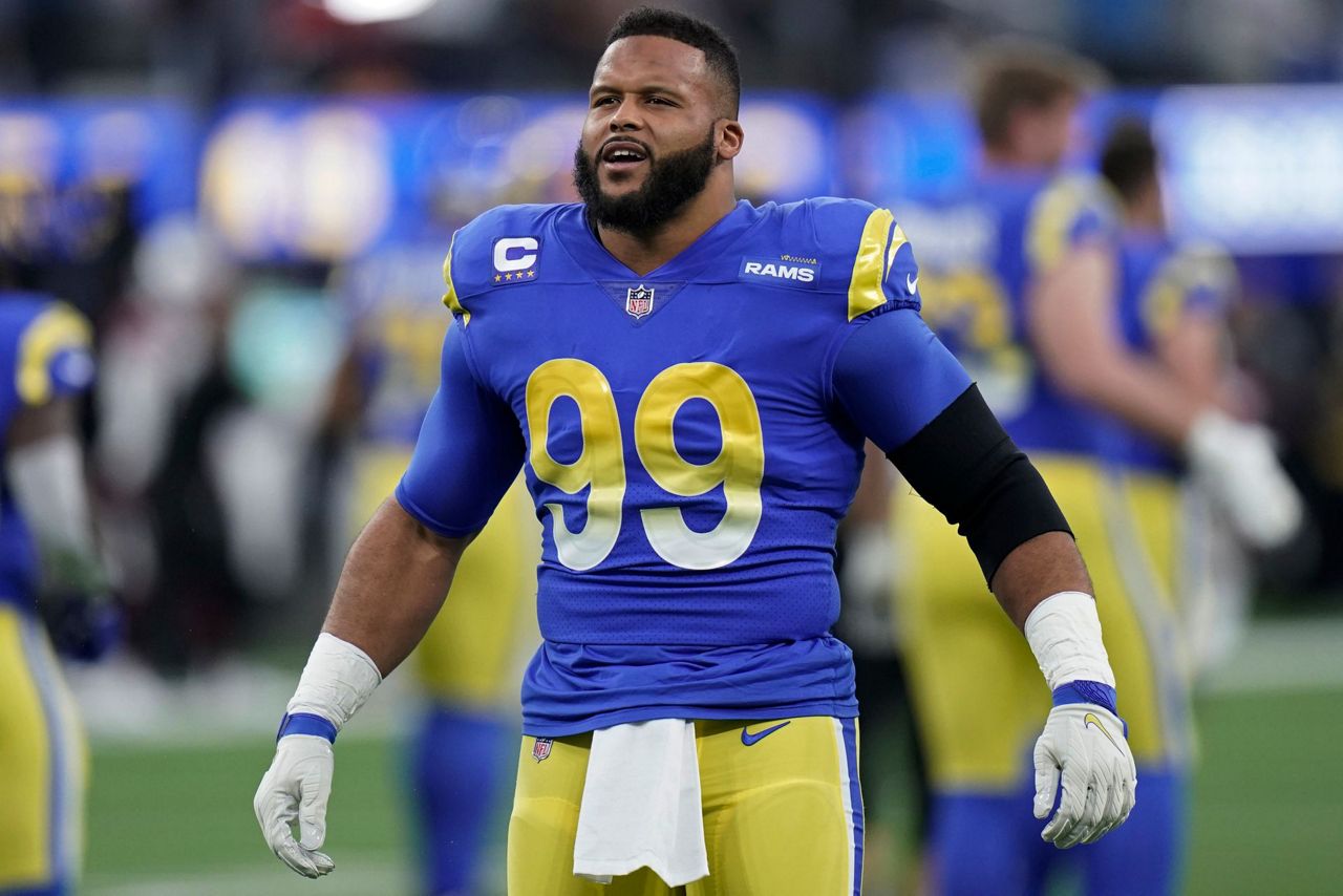 Sanders gyde Opførsel All-Pro Aaron Donald returning to LA Rams with a big raise