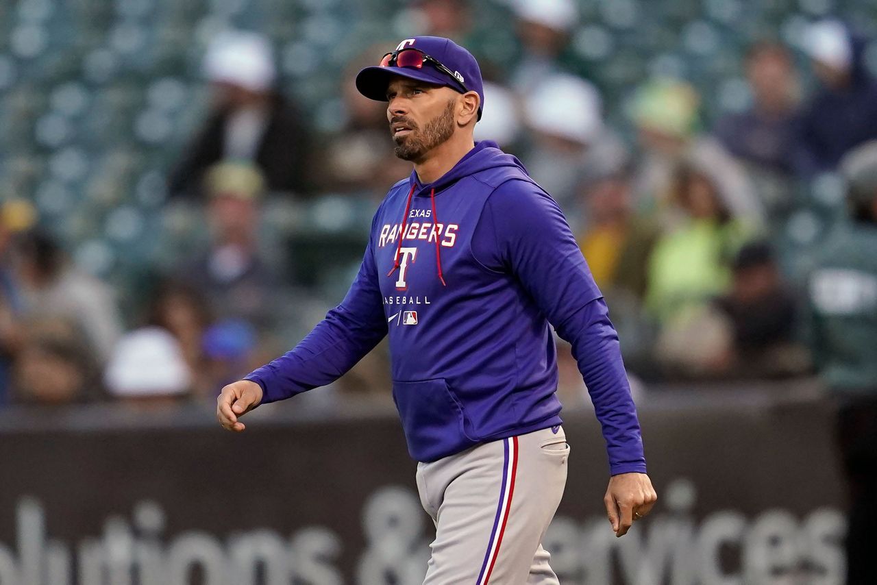 Texas Rangers shortstop Ezequiel Duran, center, steps on second to