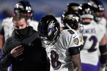 What happened to Tyler Huntley? Ravens QB heads to locker room with injury