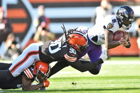 Huntley Tosses TD Pass After Replacing Jackson During Ravens/Browns Game