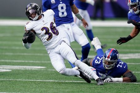 Ravens RT Morgan Moses carted off in loss to Giants, but left heel