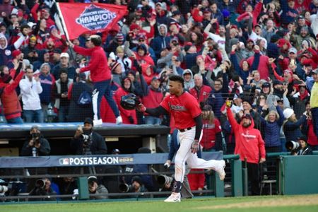 Yankees Stadium fans hurl trash at Guardians after walk-off win