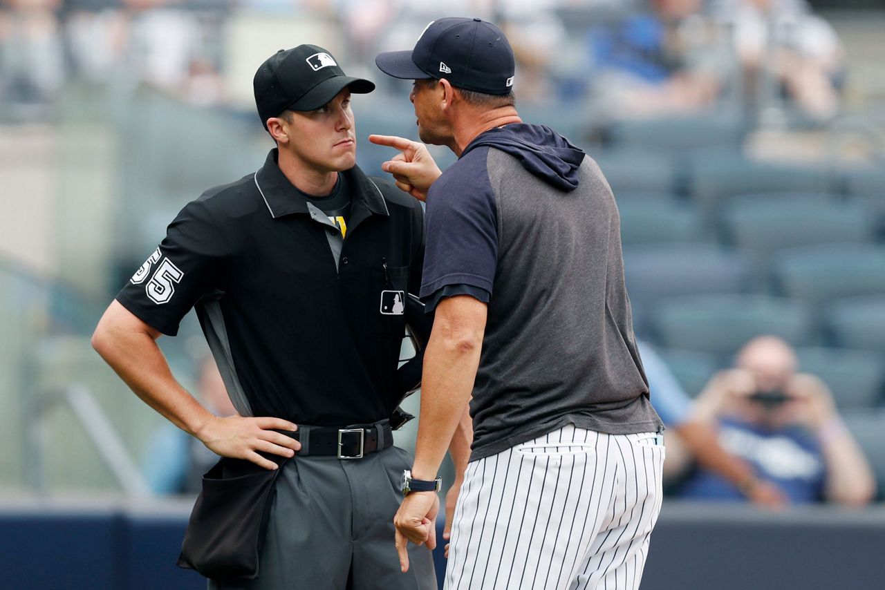 Aaron Boone ejected as Yankees drop opener to White Sox