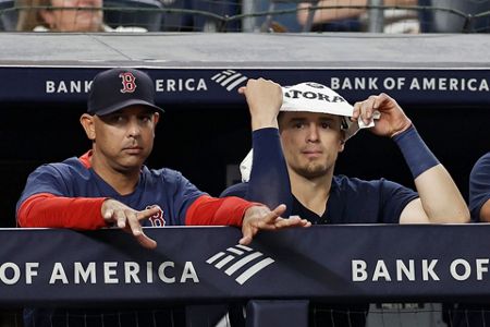 Heaney, Rizzo, Velazquez help streaking Yankees sweep Red Sox