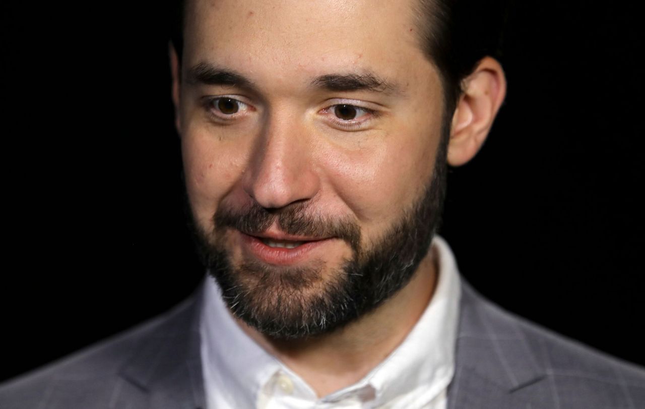 Reddit co-founder leaves board, urges black replacement