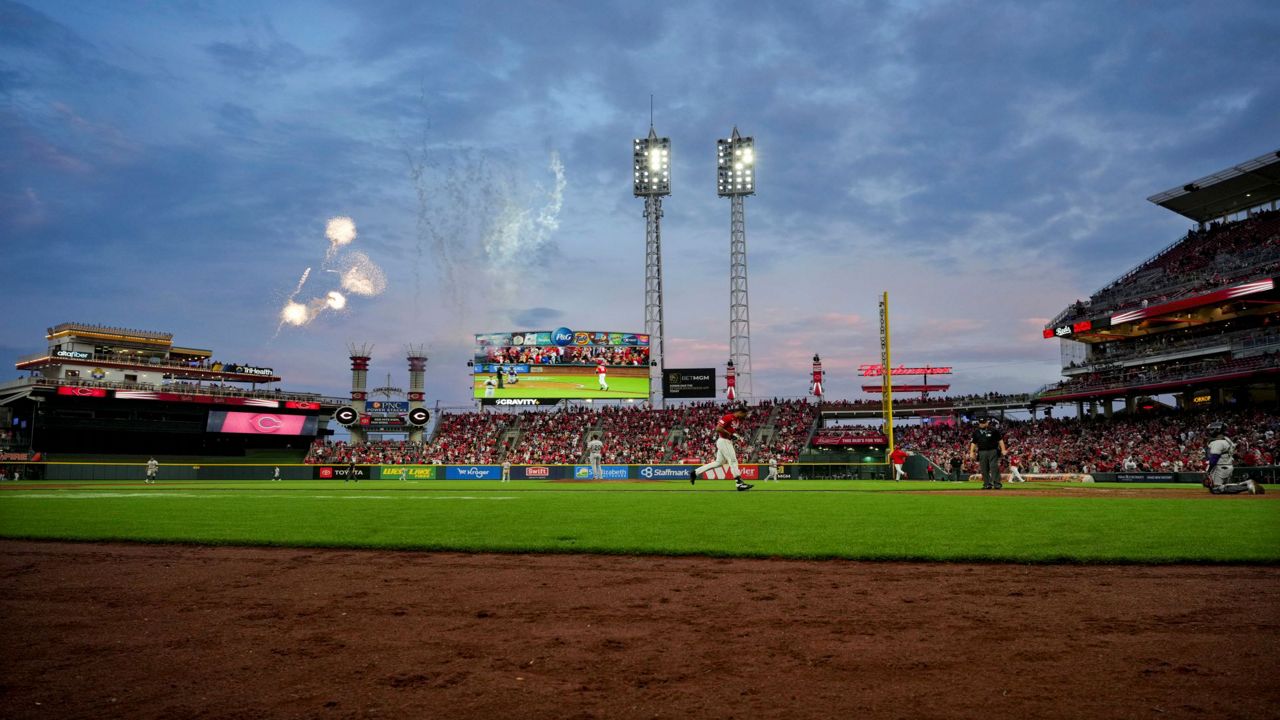 Reds' 12-game winning streak ends as Braves prevail 7-6 in 8-homer slugfest