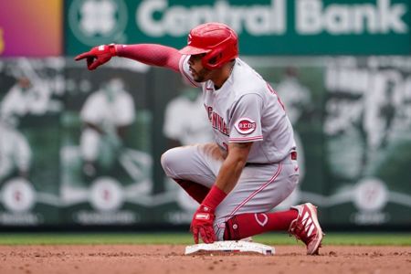 Edman walkoff homer lifts Cards over Reds, Goldy streak ends