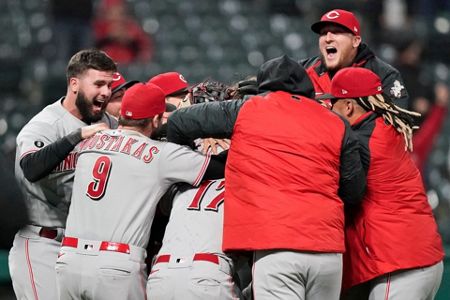 Reds' Miley pitches season's 4th no-hitter against Indians