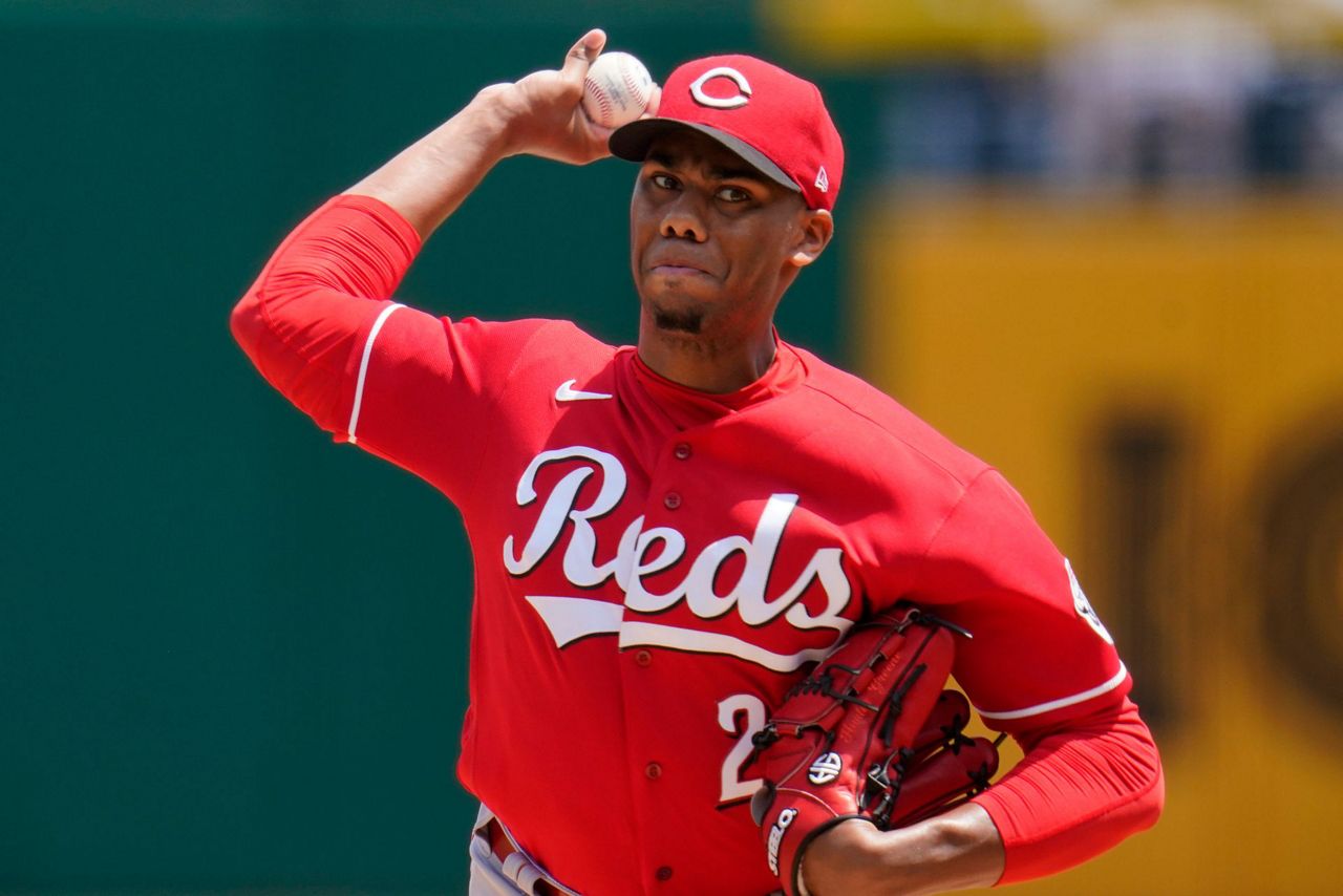 Reds rookie Hunter Green takes no-hitter into 8th vs Pirates