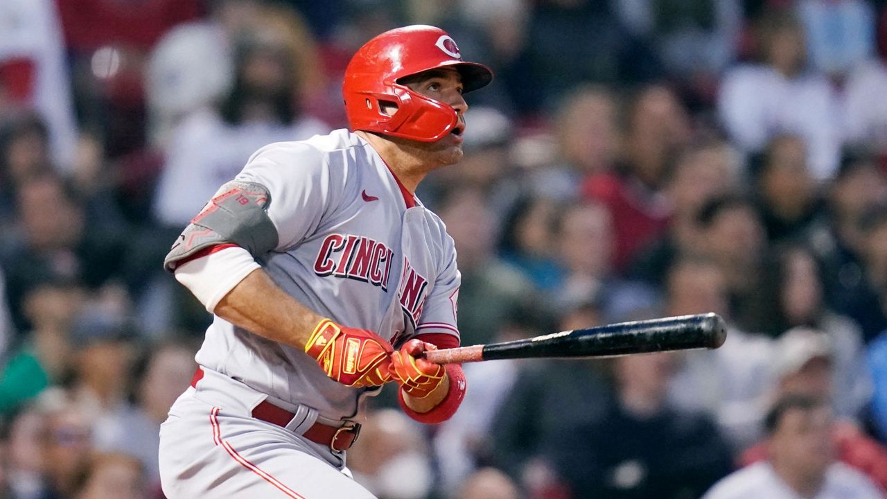 Castillo, Votto lead Reds to 1st Fenway win since '75 Series