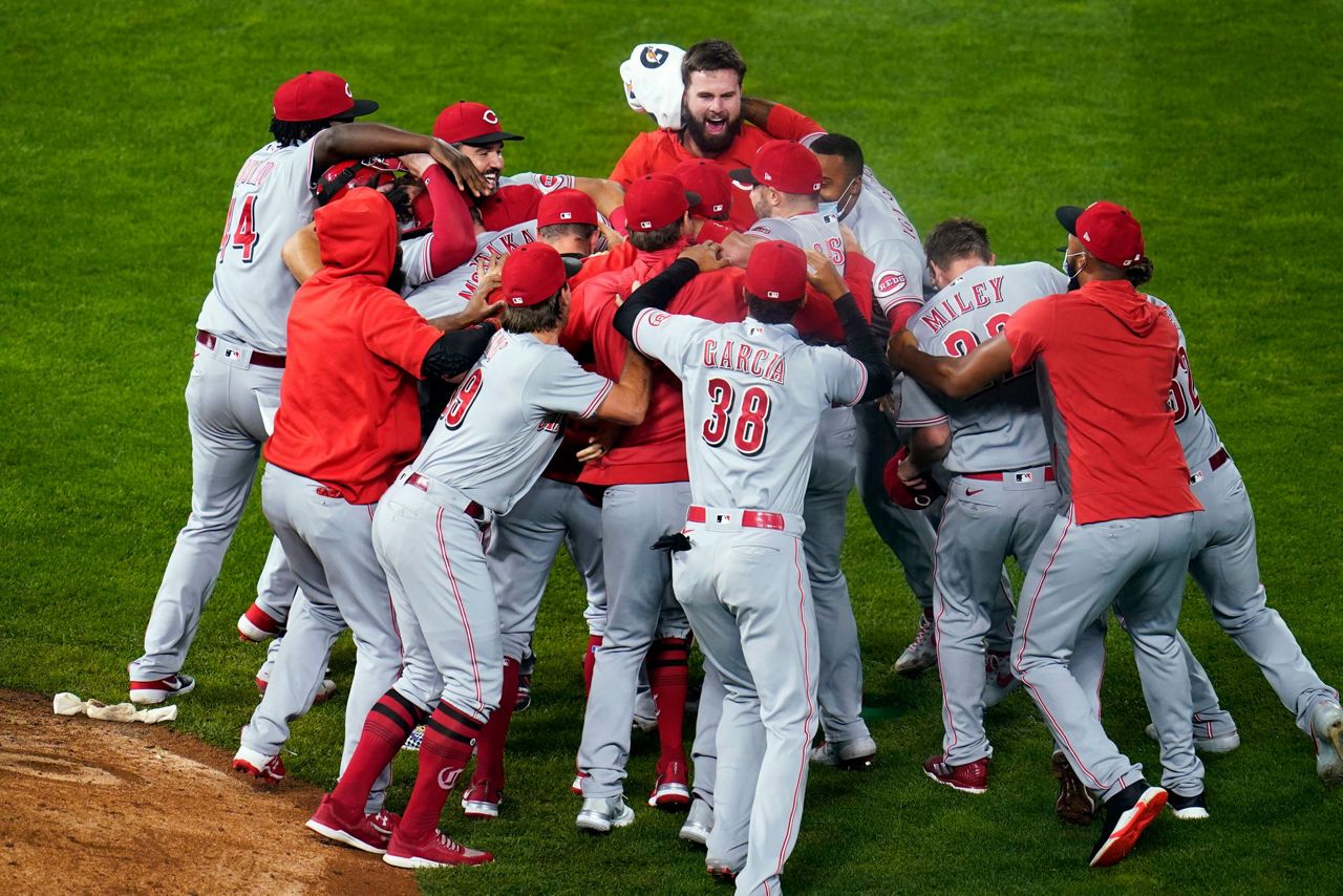 Reds top Twins 72, clinch 1st playoff spot since 2013