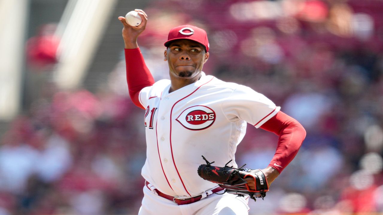 Castillo helps Reds shut down Cardinals