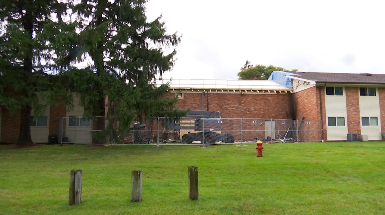 Volunteers help families displaced by apartment fire