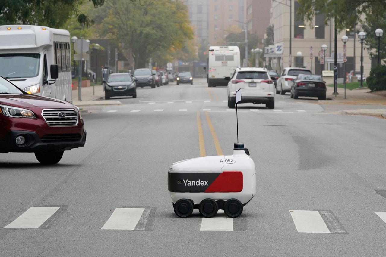 Robot turun ke jalan saat permintaan pengiriman makanan meningkat