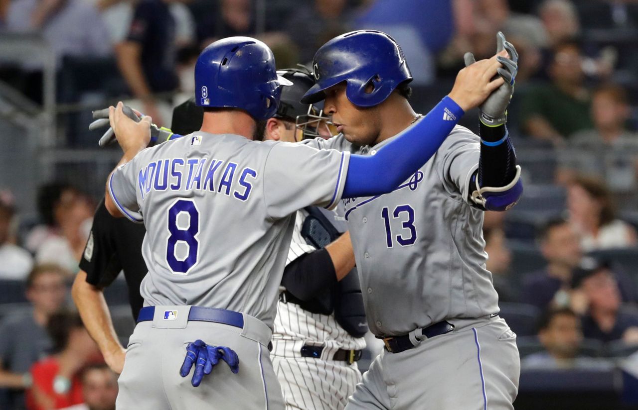 Brewers acquire Royals third baseman Mike Moustakas