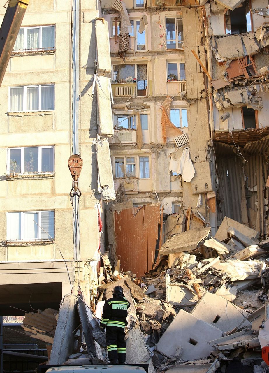 Russia 4 dead in apartment collapse, apparent gas explosion