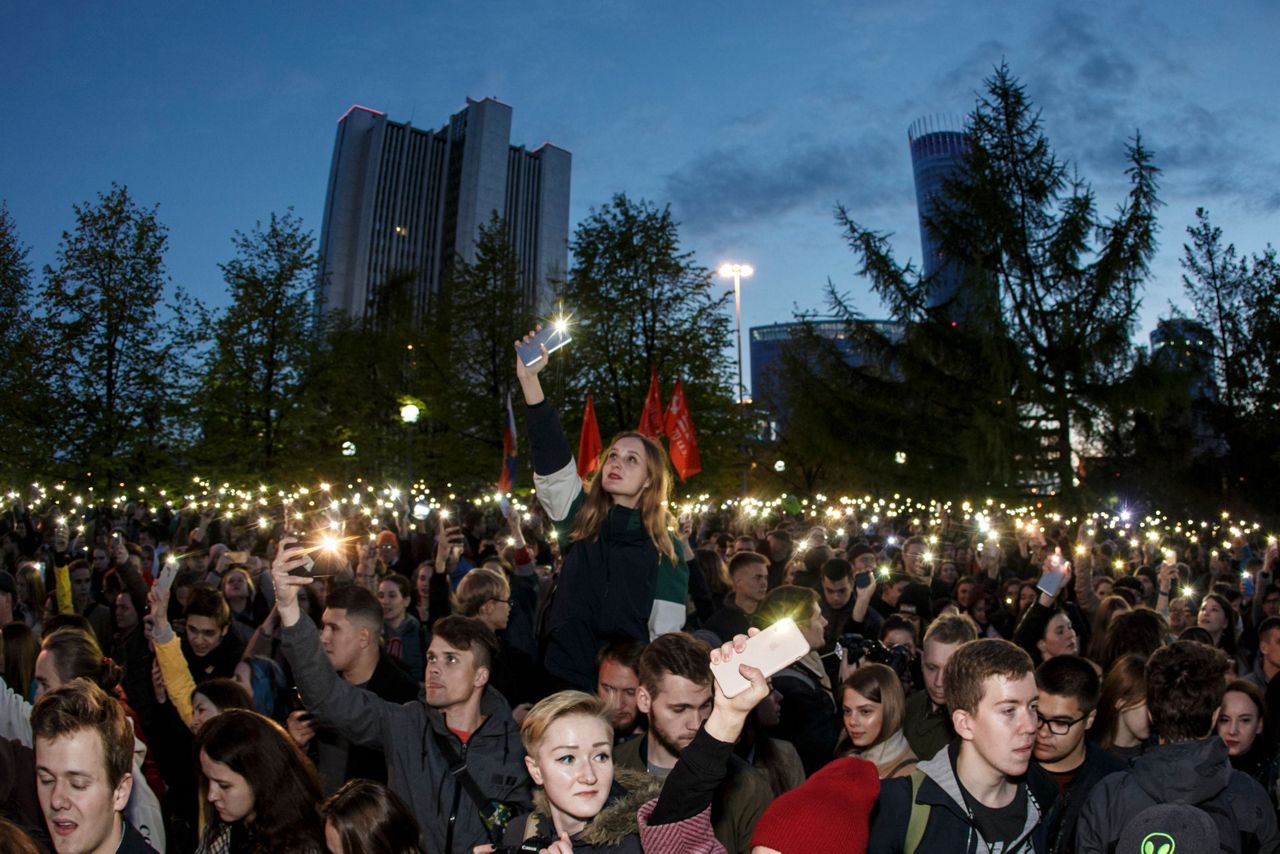Russian riot police deployed before cathedral protest