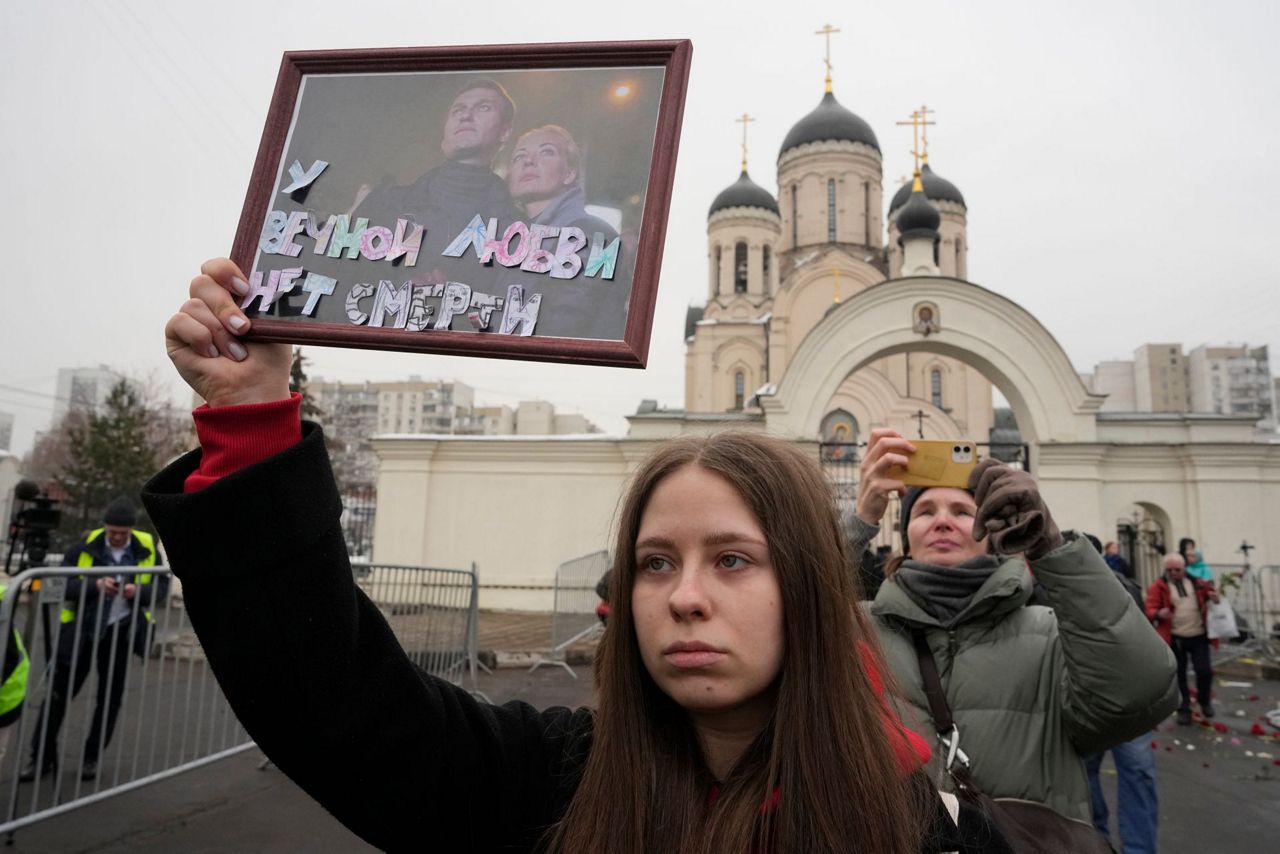 AP PHOTOS: Russians Say Final Farewell At Funeral Of Opposition Leader ...