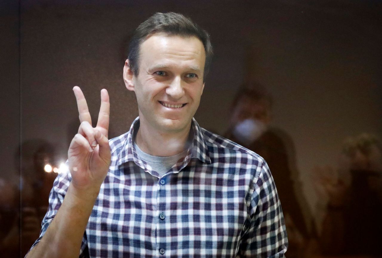 Navalny Congratulates Nobel-winning Russian Editor