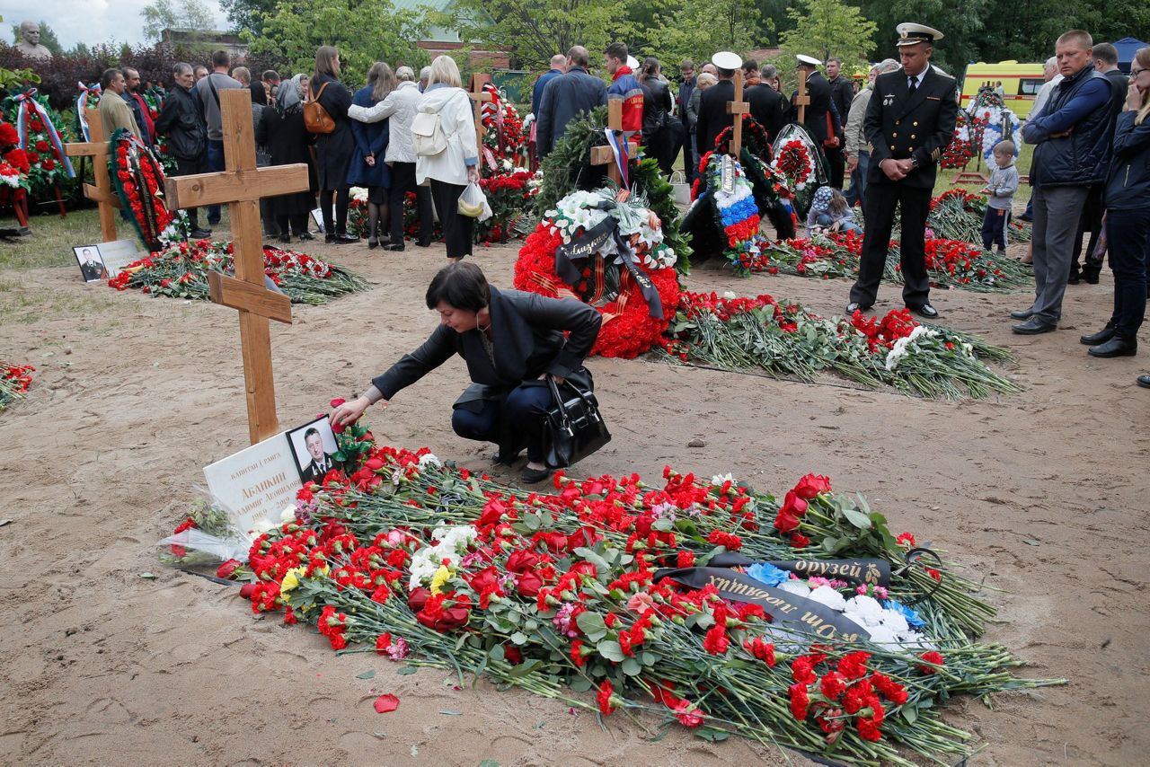 Умершие в петербурге. Серафимовское кладбище могилы подводников. Похороны погибших подводников. Погибших моряков подводников.