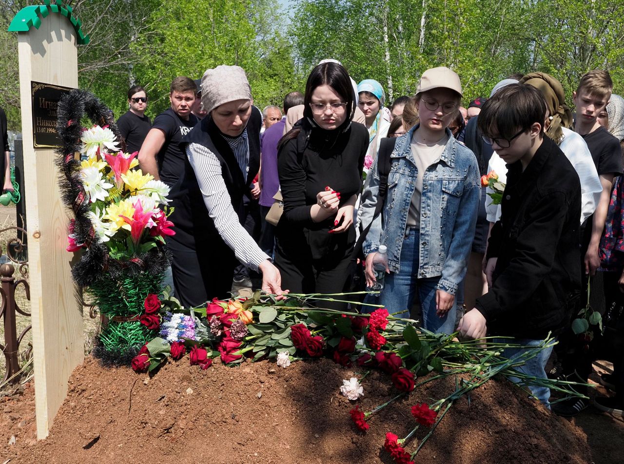 Что случилось с сыном. Школа 175 Казань погибшие. Гимназия 175 Казань похороны. Похороны детей погибших. Похороны погибших в Казани в школе.