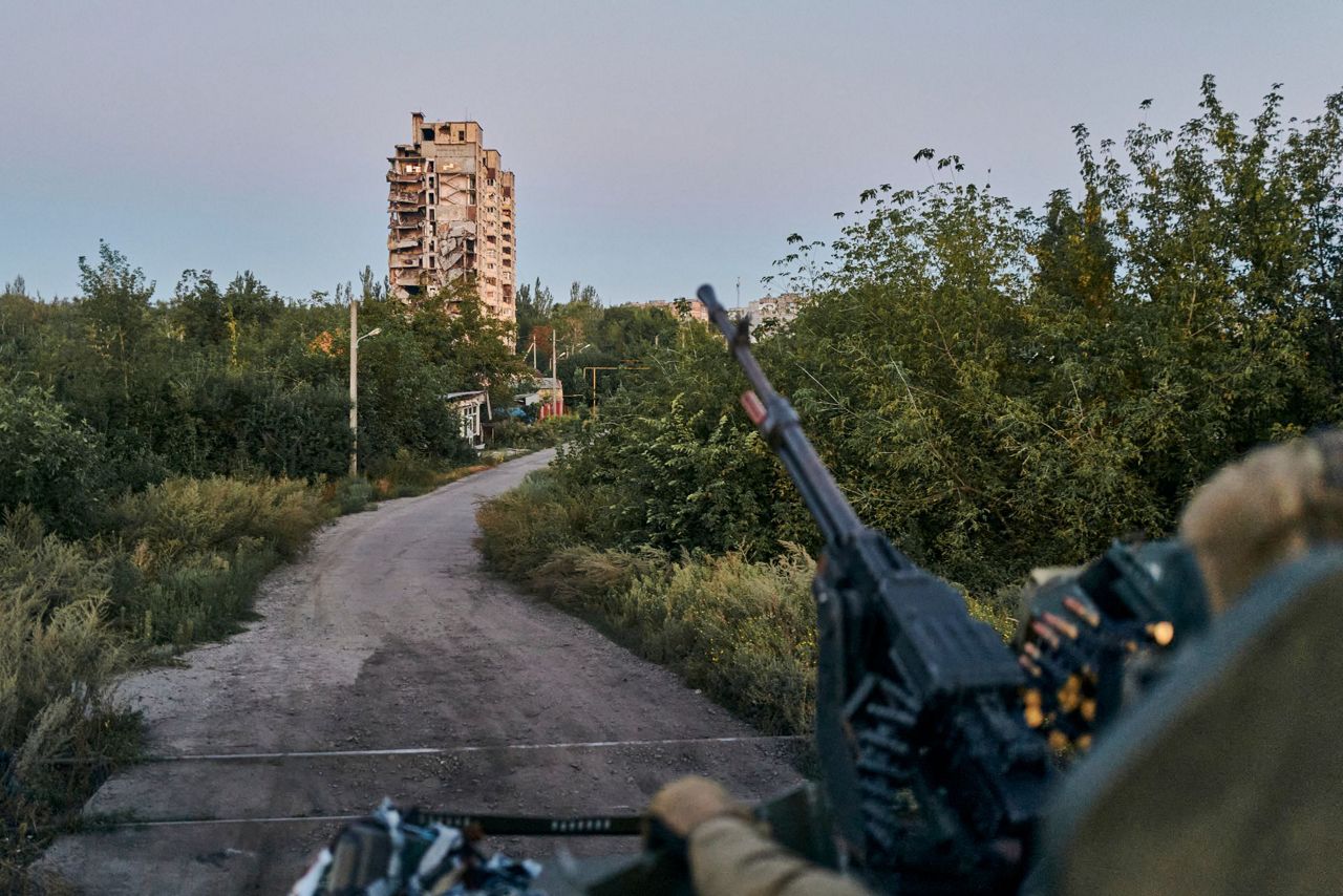 Киев утверждает, что российские военные застрелили сдавшихся украинских солдат.  Если это подтвердится, это будет военное преступление.