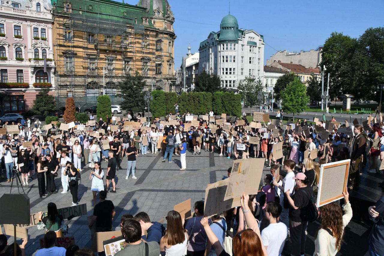 Protesters rally in Kyiv as Zelenskyy moves to oust Ukraine's defense ...
