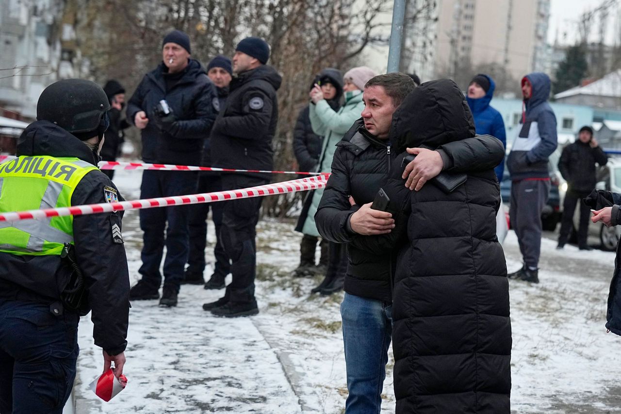 Российские ракеты нацелены на украинские города Киев и Харьков, причинив ранения и ущерб